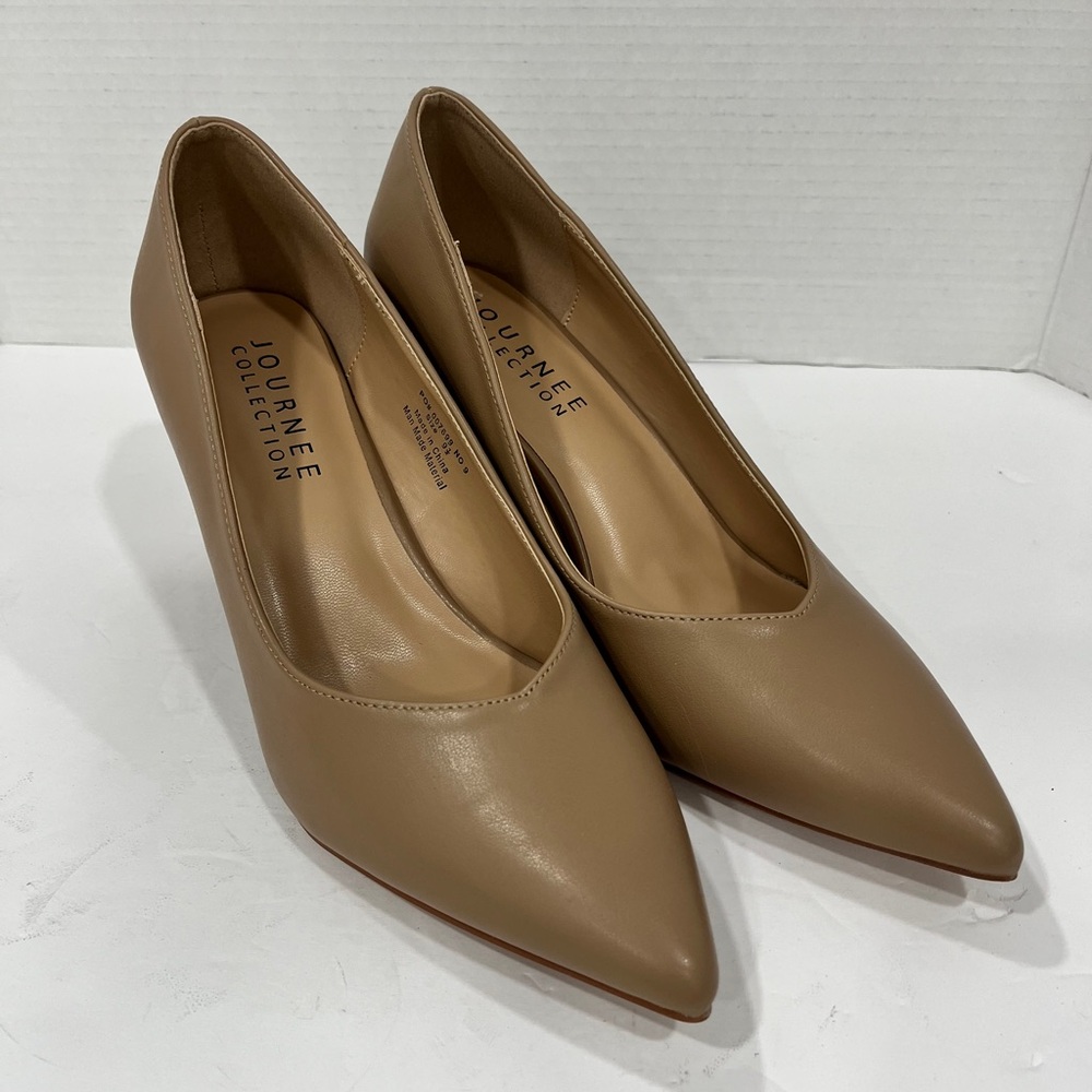 Journee Collection Womens Simonne‎ Pointed Toe Block Heel Pumps. 9.5. Mocha